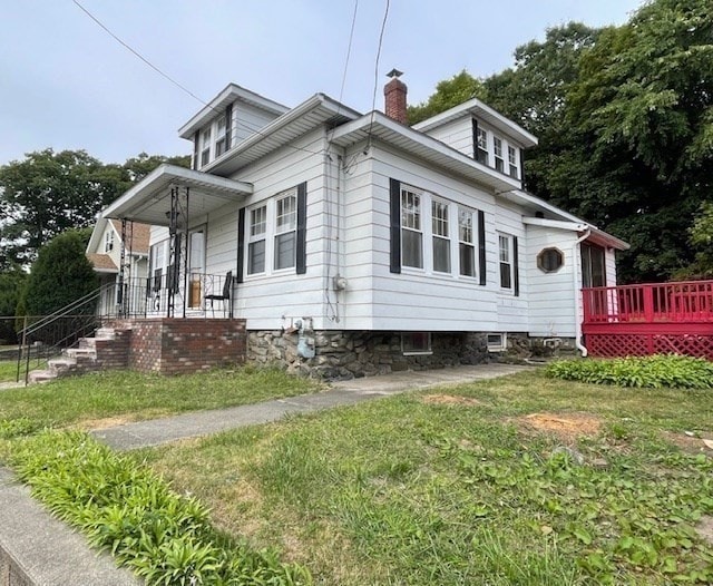 view of side of property featuring a yard