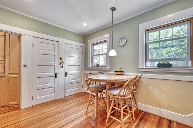 dining room featuring ornamental molding, light wood-style floors, baseboards, and recessed lighting