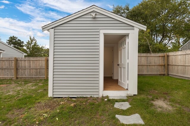 view of outdoor structure featuring a yard