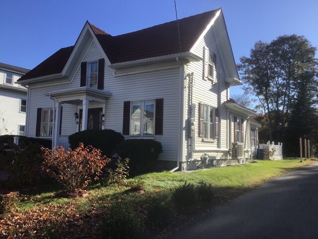 view of front of house with a front yard