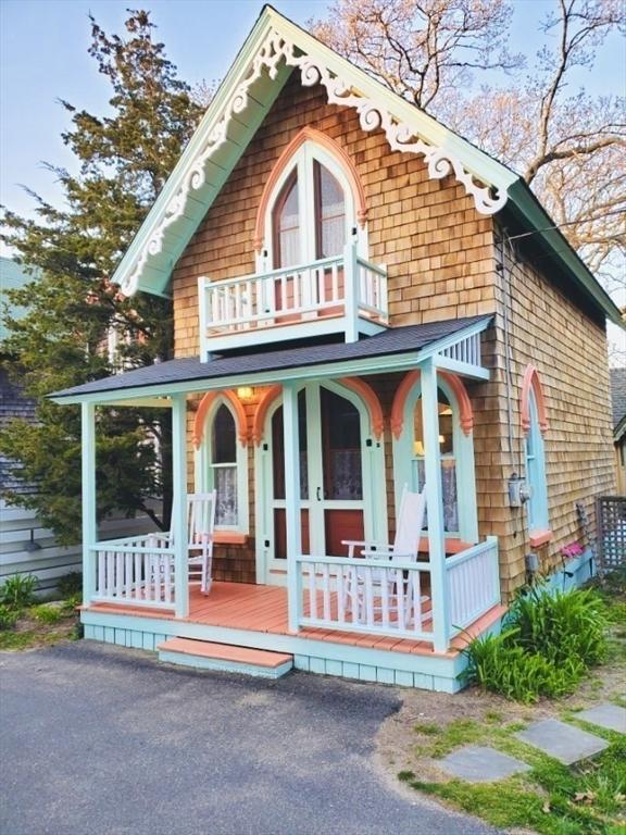 view of front of house with a porch and a balcony