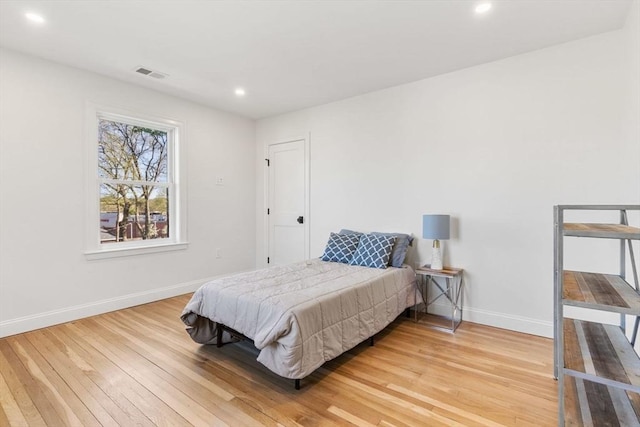 bedroom with recessed lighting, baseboards, visible vents, and light wood-style flooring