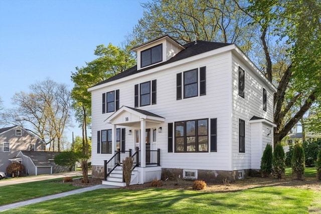 traditional style home featuring a front yard