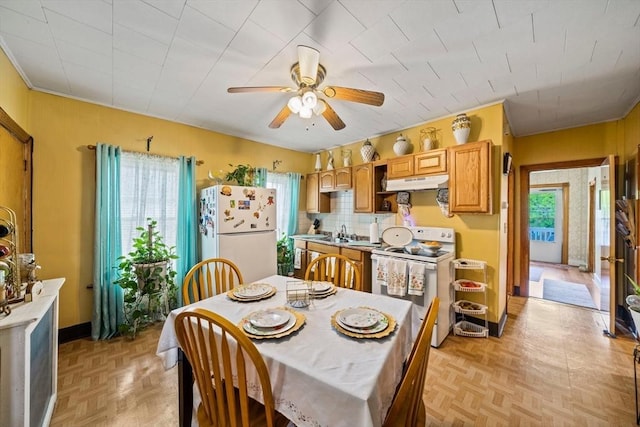 dining space with ceiling fan