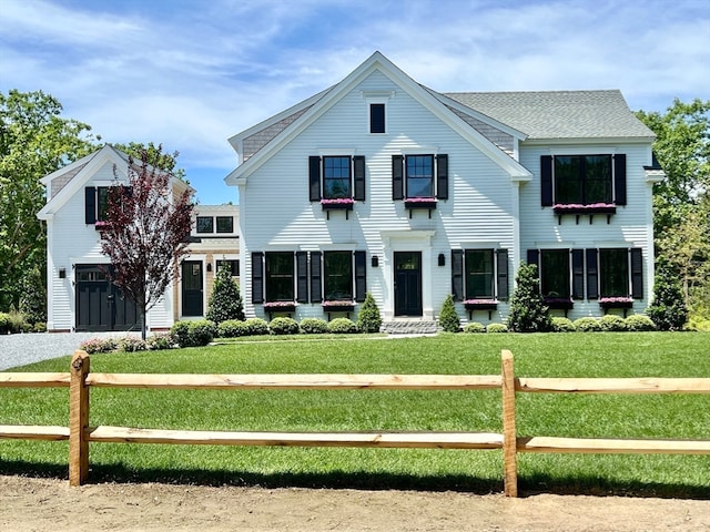 view of front of property featuring a front yard