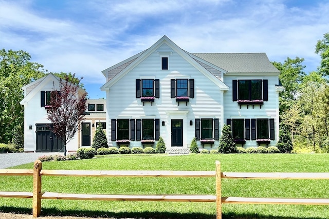 view of front of property featuring a front lawn