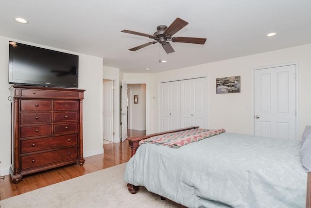 bedroom with ceiling fan, a closet, wood finished floors, and recessed lighting