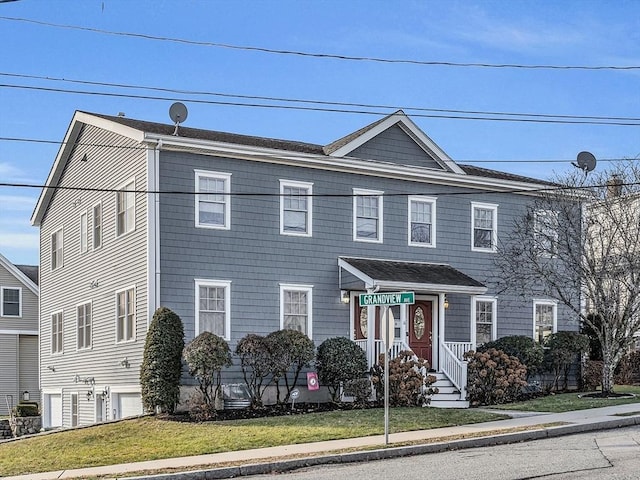 townhome / multi-family property featuring a front lawn