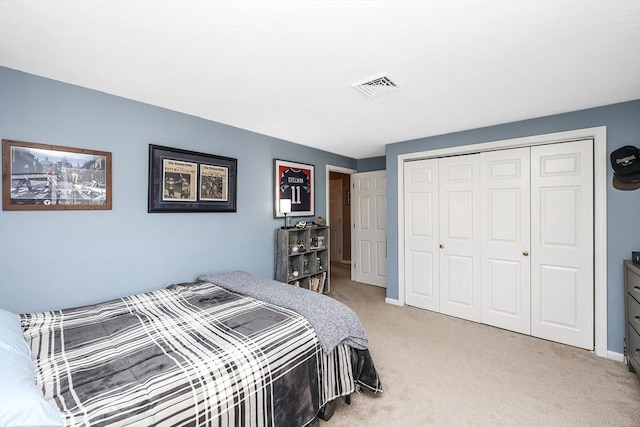 bedroom featuring light carpet, visible vents, baseboards, and a closet