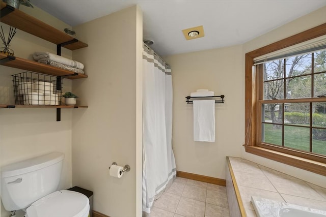 full bath featuring tile patterned floors, baseboards, toilet, and a shower with curtain