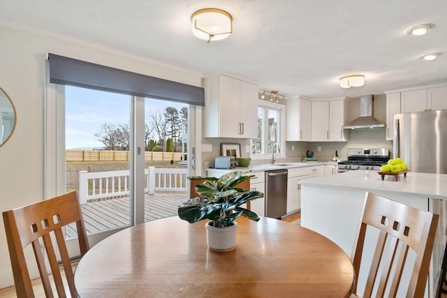 dining space with ornamental molding