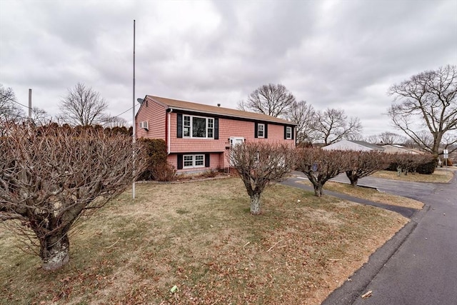 view of front of house featuring a front yard