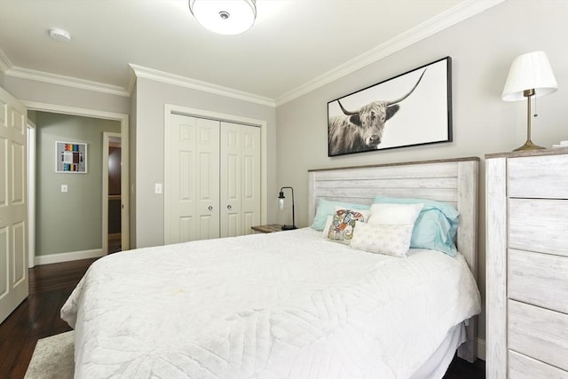 bedroom featuring baseboards, wood finished floors, a closet, and ornamental molding