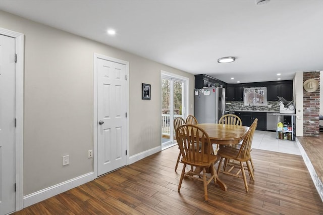 dining space featuring recessed lighting, light wood-style flooring, and baseboards