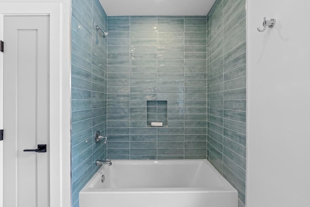 bathroom featuring tiled shower / bath