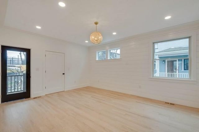 foyer entrance featuring recessed lighting, a notable chandelier, visible vents, ornamental molding, and light wood finished floors