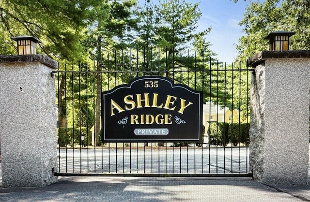 community / neighborhood sign featuring a gate