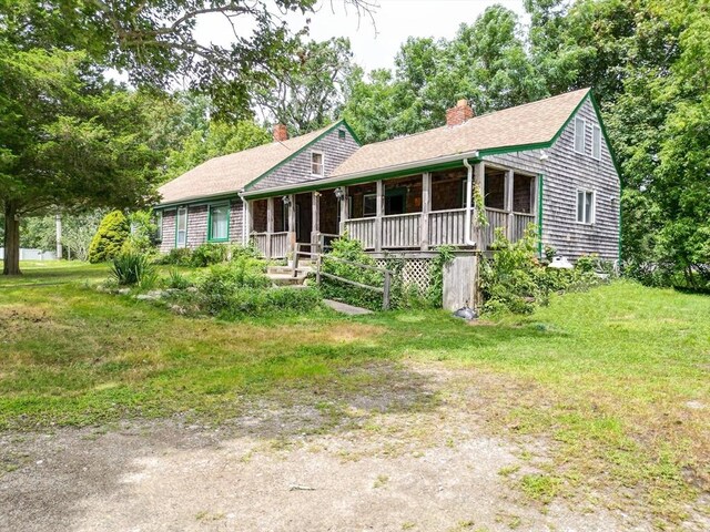 ranch-style house with covered porch and a front yard