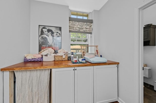 60 Glen Rd Unit 201, Brookline, MA 02445 - bar featuring baseboards