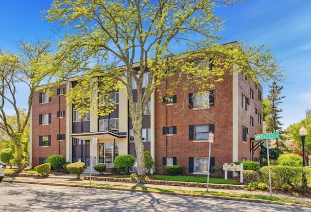 view of apartment building / complex
