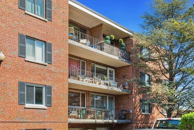 view of apartment building / complex