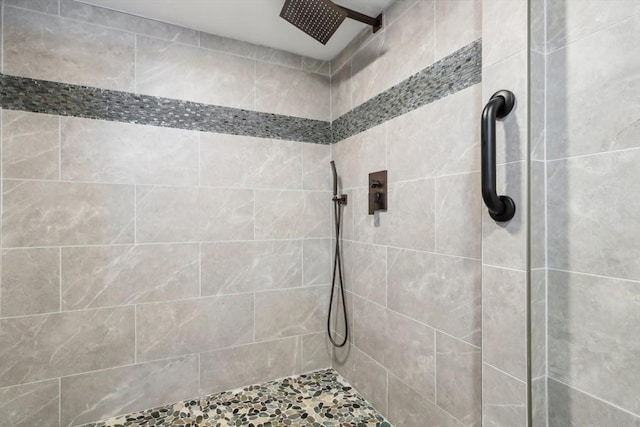 bathroom featuring a tile shower