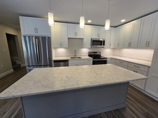 kitchen featuring appliances with stainless steel finishes, dark wood-style flooring, a sink, and recessed lighting