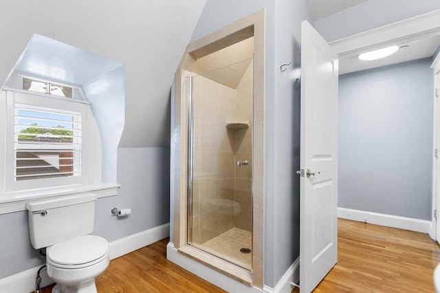 full bathroom featuring wood finished floors, a stall shower, baseboards, vaulted ceiling, and toilet
