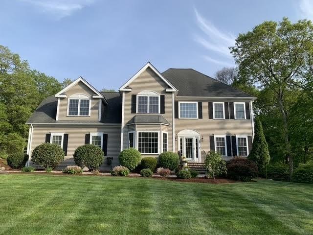 view of front of property featuring a front lawn