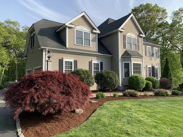 view of front of property featuring a front yard
