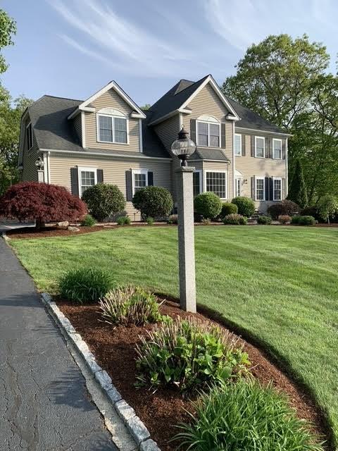 view of front of property featuring a front lawn