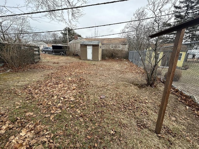 view of yard featuring a storage shed