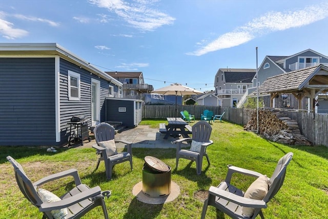 view of yard featuring a residential view and a patio area