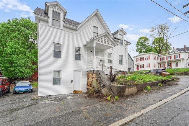 view of front of property featuring a shingled roof