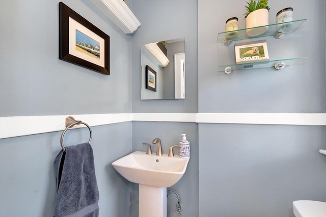 bathroom featuring sink