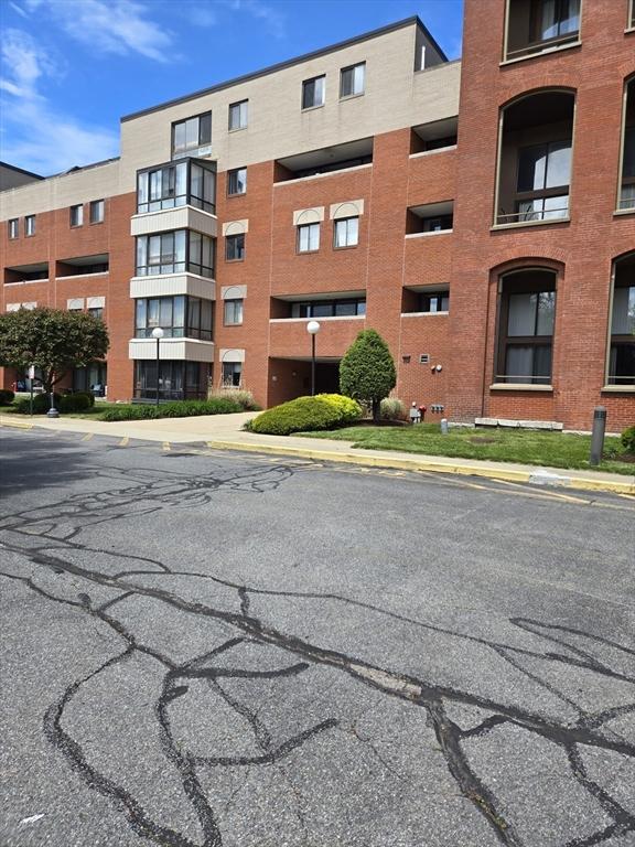 view of apartment building / complex