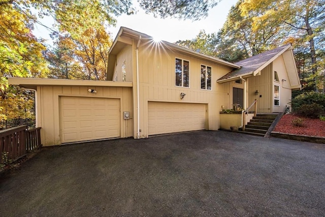 view of front facade with driveway and fence