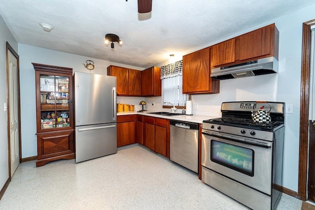 kitchen featuring sink, stainless steel appliances, and ceiling fan