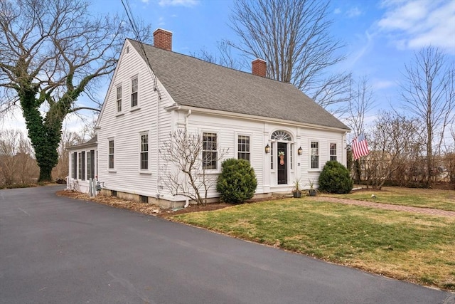 view of front facade with a front lawn