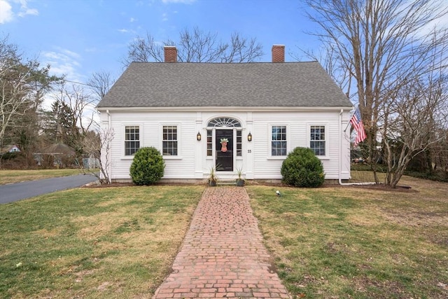 view of front facade featuring a front yard