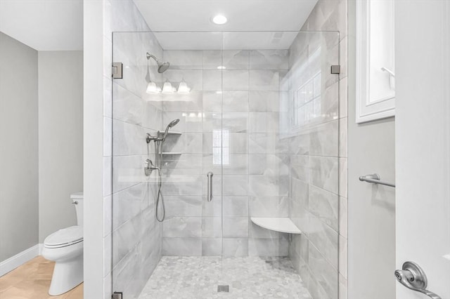 full bathroom featuring toilet, a shower stall, and baseboards