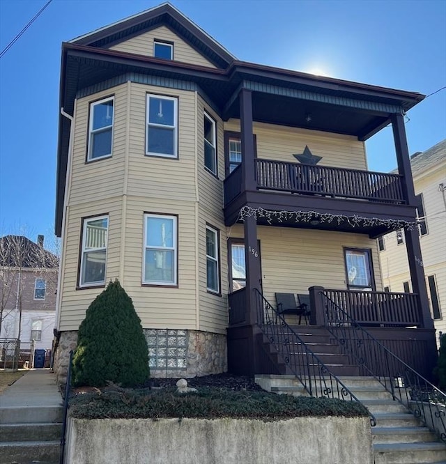 view of front facade with covered porch and a balcony