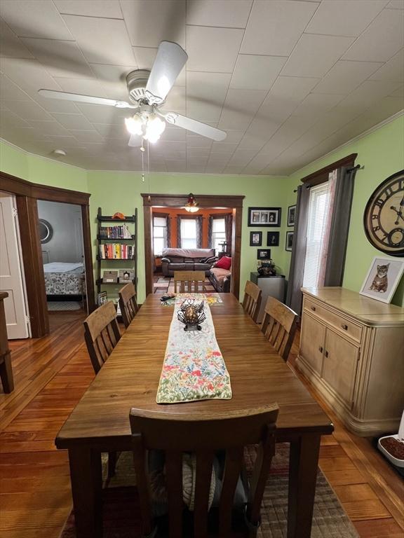 dining space featuring dark wood-style floors and ceiling fan