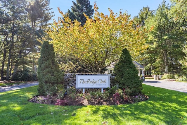 community sign featuring a yard