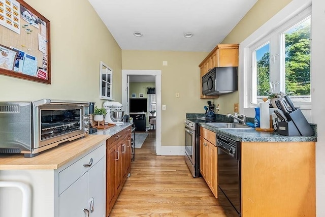 129 Vernon St Unit B, Norwood, MA 02062 - kitchen with black appliances, light wood-style floors, a sink, recessed lighting, and baseboards