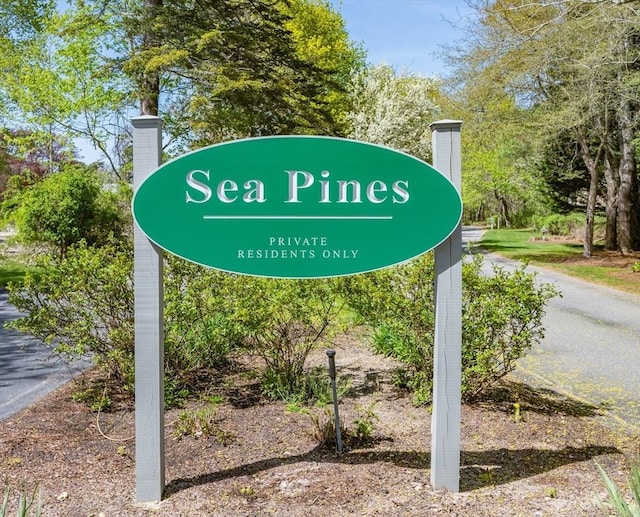 view of community / neighborhood sign