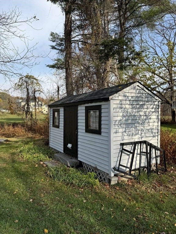 view of outdoor structure featuring a yard