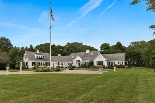 view of front of property featuring a front yard