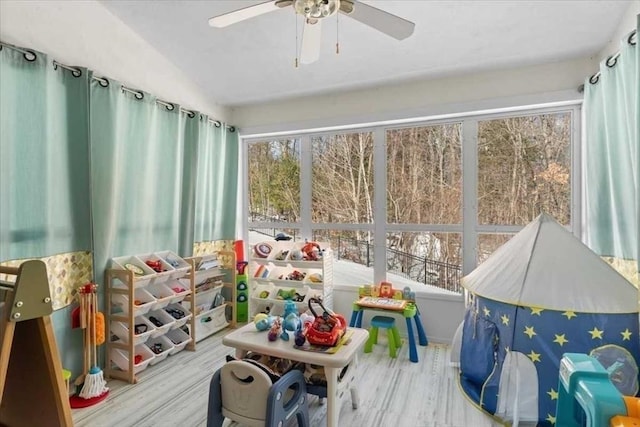 sunroom / solarium with a ceiling fan