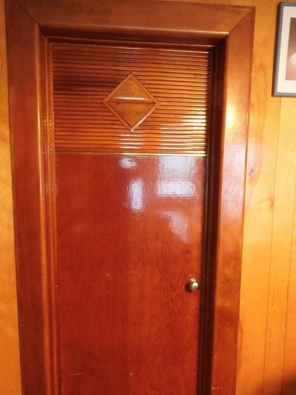 interior details with wooden walls
